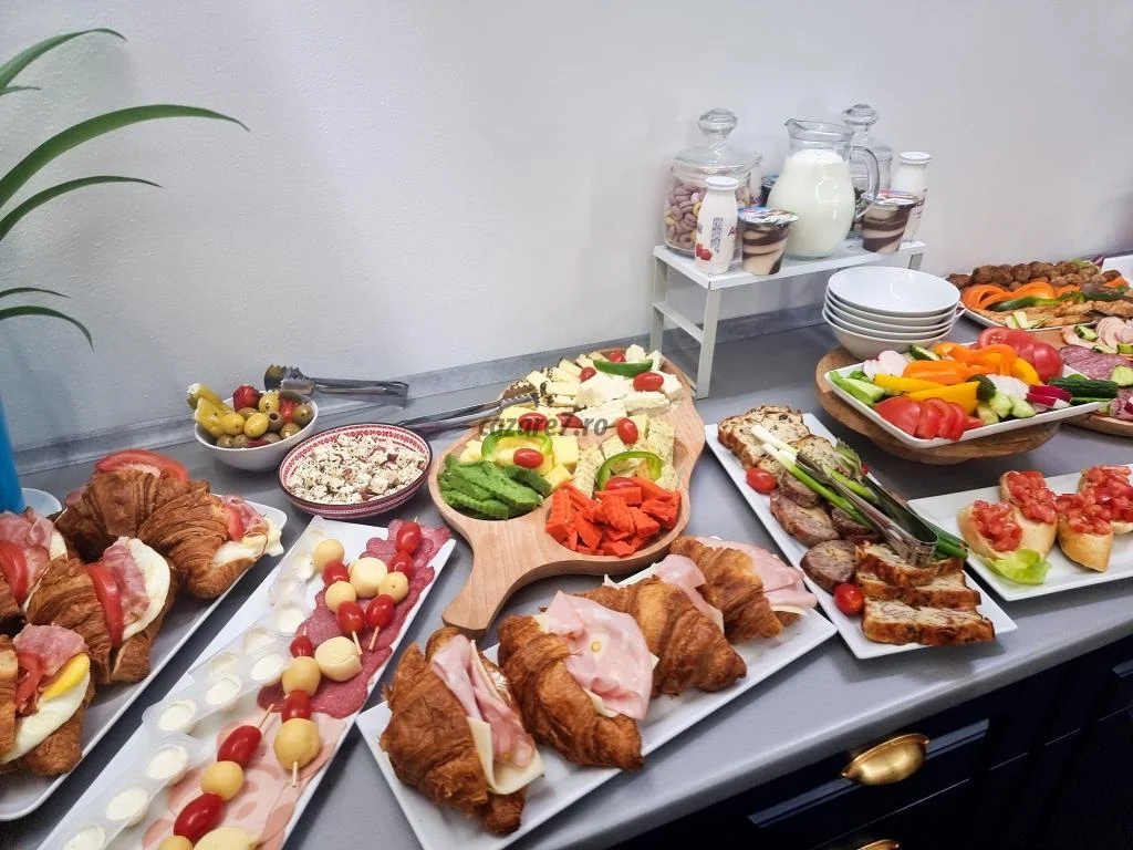 Platouri cu preparate, legume și produse de patiserie la Casa Ober